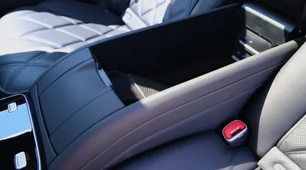 벤츠 마이바흐 S클래스(W223) 나이트 시리즈 5인승 → VIP 4인승 & 피아노 유광 블랙 트림 풀 체인지!