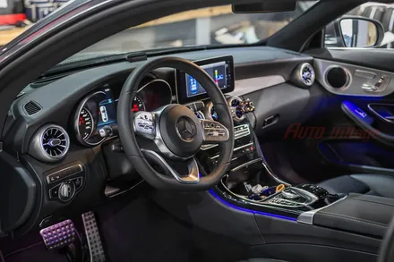엠비언트 송풍구 튜닝으로 화려한 실내를 만든 benz C220d