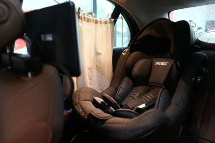 벤츠 E클래스(W213) 리어모니터 Q125 모델로 장착해주기!