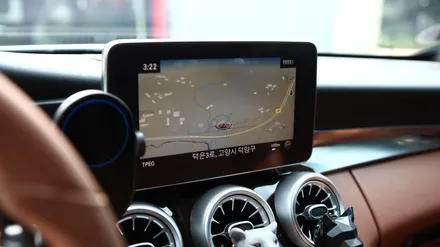 벤츠 C클래스(W205) 17년식 모델에 디지털계기판을 장착해 주었습니다!