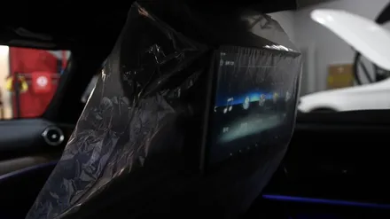 벤츠 E클래스(W213) 뒷 좌석에 아이가 탄다면 !? 리어모니터 Q125 장착해보세요!