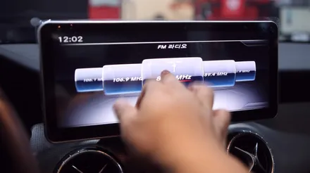 벤츠 CLA C117 16년식 센터 모니터를 12.3인치로 교체 후 안드로이드 기반의 장치 M2C를 설치해 주었습니다.