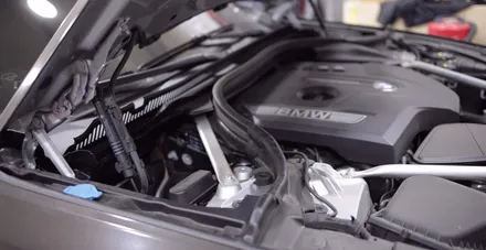 BMW 520i 튜닝 1순위 -! BMW 순정 스트럿바 -!