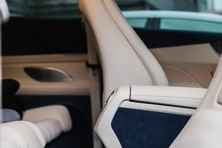 벤츠 E클래스(W213) 카브리올레 리어 송풍구를 앰비언트 송풍구로 교체!