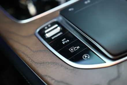 벤츠 E250(W213) 익스클루시브 모델에 순정 어라운드뷰 옵션을 추가해 주었어요. E클래스