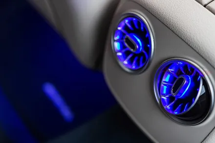 벤츠 E클래스(W213) 카브리올레 리어 송풍구를 앰비언트 송풍구로 교체!