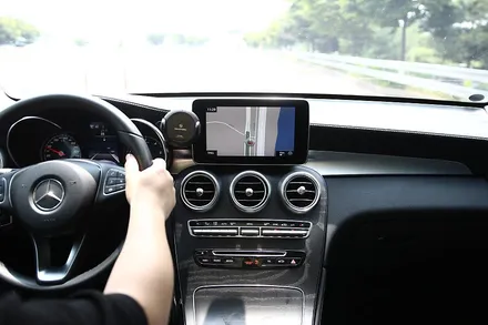 벤츠 GLC 220d(X253) 18년식 차량에 반자율주행 옵션을 추가해 보았습니다. - 도로주행 영상 첨부 -