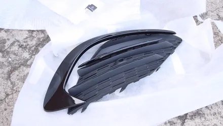 벤츠 CLA250 C118 순정 카나드윙 장착해 주었습니다.