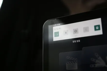 벤츠 E클래스(W213) 리어모니터 Q125 모델로 장착해주기!