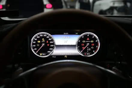 벤츠 C클래스(W205) 17년식 모델에 디지털계기판을 장착해 주었습니다!
