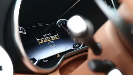 벤츠 C클래스(W205) 17년식 디지털 계기판을 설치해 주었습니다.
