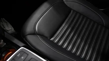 벤츠 GLE350d(W166) 18년식 12색 엠비언트 코딩으로 확장! 통풍시트도 함께 작업해 주었습니다.