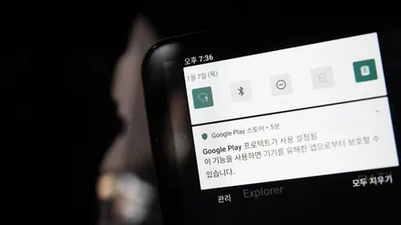 벤츠 E클래스(W213) 뒷 좌석에 아이가 탄다면 !? 리어모니터 Q125 장착해보세요!