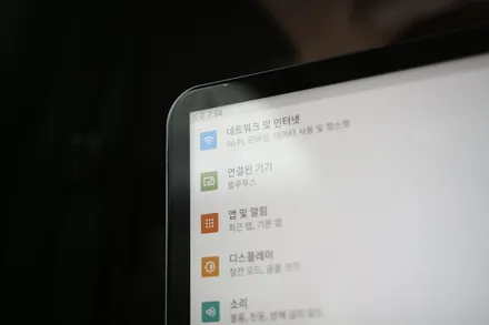 벤츠 E클래스(W213) 리어모니터 Q125 모델로 장착해주기!