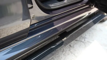 BMW X6 고스트도어와 전동 사이드 스텝 세트로 장착했습니다.