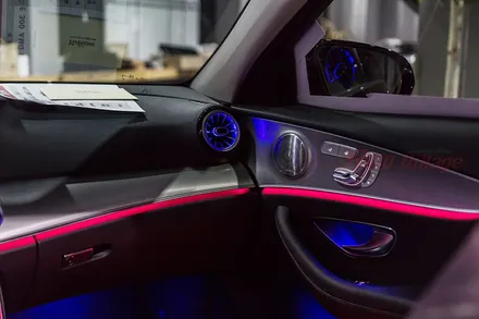 벤츠 E300 세단의 송풍구 엠비언트 순정 레트로핏 튜닝.