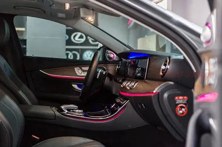 벤츠 E클래스 W213세단 E220d 와이드콕핏 장착. 달라진 비쥬얼
