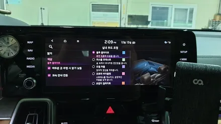 쏘렌토MQ4 대쉬보드만 순정엠비언트 시공과 근접도어모듈과 엠비언트 가변색상 모듈 장착
