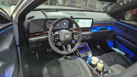 디올뉴코나SX2 가솔린에 순정HUD와 아이오닉N라인핸들, 그리고 엠비언트 확장시공까지 다 챙겨갑니다.