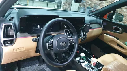 쏘렌토MQ4 대쉬보드만 순정엠비언트 시공과 근접도어모듈과 엠비언트 가변색상 모듈 장착