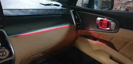 쏘렌토MQ4 노블레스 순정엠비언트 시공 대쉬보드, 내캐치, 쏘렌토레터링 시공 by 라인튜닝