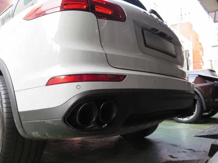 포르쉐 뉴 카이엔  블랙 머플러 팁 / 포르쉐 카이엔 터보 머플러 팁 블랙 / black version dual exhaust tips / 서울 송파