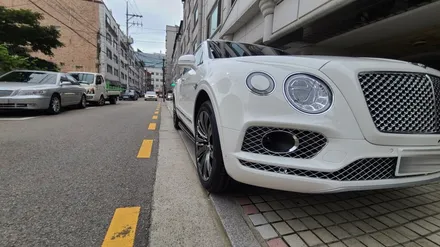 벤틀리 벤테이가 전동사이드스텝과 22인치 GT Speed 휠을 장착하였습니다. / 서울 송파