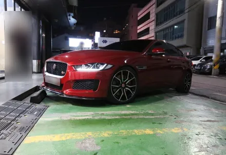 재규어 XE S 카본 프론트 립, 카본 스포일러, SVR버전 마엘스톰 휠 장착 / 서울 송파