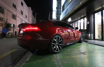 재규어 XE S 카본 프론트 립, 카본 스포일러, SVR버전 마엘스톰 휠 장착 / 서울 송파