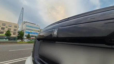 롤스로이스 레이스 블랙배지 튜닝 완료! 포인트를 확실하게 블랙, 화이트 조합이 너무 인상적입니다. [feat.  만소리 V6 휠] / 서울 송파