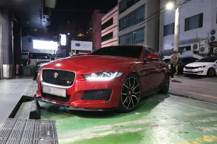 재규어 XE S 카본 프론트 립, 카본 스포일러, SVR버전 마엘스톰 휠 장착 / 서울 송파
