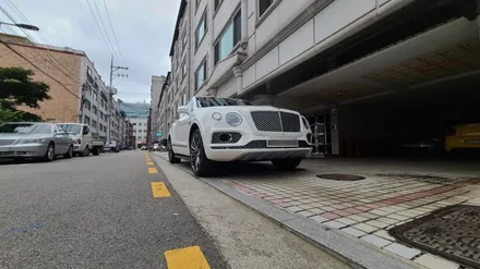벤틀리 벤테이가 전동사이드스텝과 22인치 GT Speed 휠을 장착하였습니다. / 서울 송파