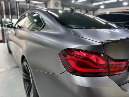 BMW M4 쿠페 전체랩핑 시공_사틴다크그레이랩핑_차량드레스업_강서구랩핑_강서구PPF_차량랩핑 / 서울 강서구