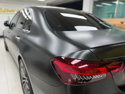 벤츠 E53 AMG 사틴블랙 전체랩핑_윈도우크롬딜리트_센터페시아카본랩핑_차량드레스업_사틴블랙랩핑_강서구랩핑_강서구PPF / 서울 강서구