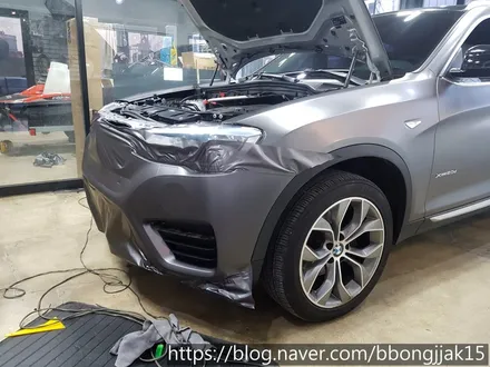 포항 BMW X4 사고로인해 프런트 범퍼 및 조수석 휀더 부분랩핑 시공하다 / 포항, 경주