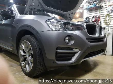 포항 BMW X4 사고로인해 프런트 범퍼 및 조수석 휀더 부분랩핑 시공하다 / 포항, 경주