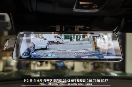 벤츠 SL400 컨버터블 룸미러 블랙박스 보조배터리 장착으로 상시녹화는 물론 후방카메라 역할까지! / 성남,분당,판교
