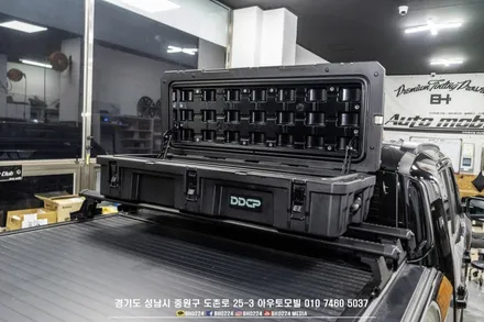 타스만 오버 랜딩 캠핑 튜닝 DDCP 랭글 박스 95L 슬라이딩 배드 위에 가로바와 함께 장착 / 성남시 중원구 도촌동