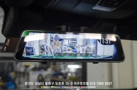 벤츠 SL400 컨버터블 룸미러 블랙박스 보조배터리 장착으로 상시녹화는 물론 후방카메라 역할까지! / 성남,분당,판교