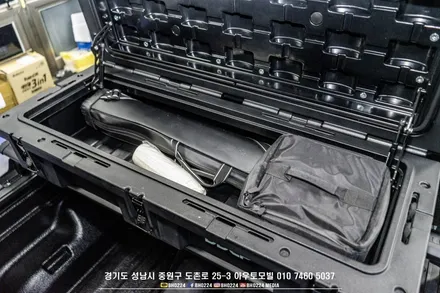 타스만 오버 랜딩 캠핑 튜닝 DDCP 랭글 박스 95L 슬라이딩 배드 위에 가로바와 함께 장착 / 성남시 중원구 도촌동