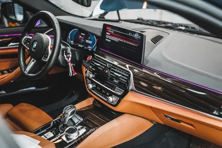 BMW 520i 본넷, 라이트, 실내