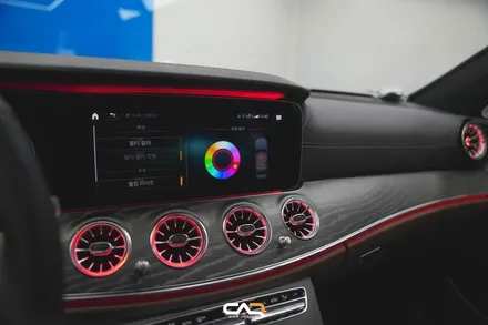 벤츠 E350 (W213) 4D 부메스터 전동트위터 및 엠비언트, R버튼 시공으로 더욱 완벽하게 ! - 대구 카인사이드