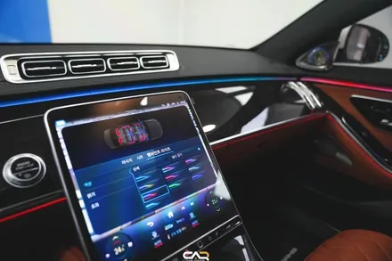 벤츠 S500 (W223) 4D 부메스터 전동트위터 및 액티브 엠비언트 라이트 시공으로 아름다운 실내 만들기 ! - 대구 카인사이드