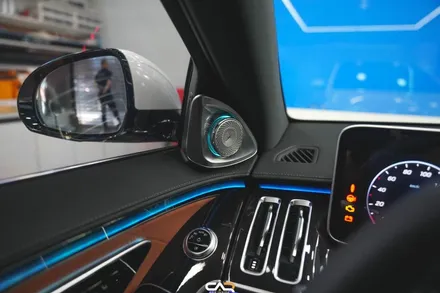 벤츠 S500 (W223) 4D 부메스터 전동트위터 및 액티브 엠비언트 라이트 시공으로 아름다운 실내 만들기 ! - 대구 카인사이드