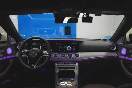 벤츠 E350 (W213) 4D 부메스터 전동트위터 및 엠비언트, R버튼 시공으로 더욱 완벽하게 ! - 대구 카인사이드
