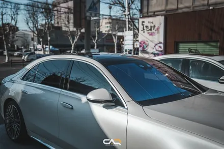 세련된 감각을 자랑하는 벤츠 S클래스 다이아몬드 화이트 S500 솔라가드 프리미엄 LX 시공한 후기 ! - 수성구 카인사이드