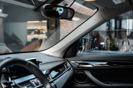 솔라가드 프리미엄 퀀텀으로 여름철 열차단으로 시원하게 썬팅 재시공된 BMW X1 - 대구 카인사이드