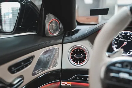송풍구 엠비언트 라이트 튜닝으로 신형 벤츠의 실내처럼 바뀌게 된 W222 S63AMG ! - 대구 카인사이드