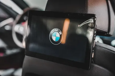 BMW 5시리즈 530e 프론트 립, 실내 2열 (후석) 안드로이드 모니터 시공으로 생활 편의 튜닝 - 대구 수성구 카인사이드