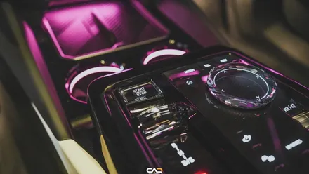 빙글빙글 BMW G60 5시리즈 바워스앤윌킨스 회오리 스피커 엠비언트와 반짝반짝 크리스탈 기어노브 패널! - 수성구 카인사이드